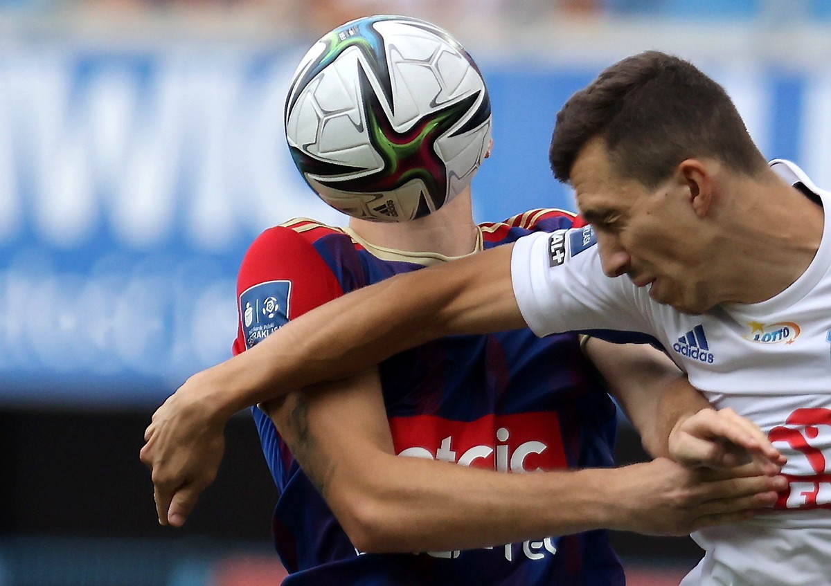 Piłkarz Piasta Gliwice Alberto Toril (L) i Anton Krywociuk (P) z Wisły Płock podczas meczu Ekstraklasy