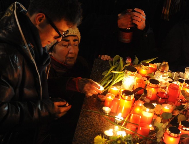 Na Placu Wacława w Pradze zapalane są znicze, ludzie przynoszą kwiaty