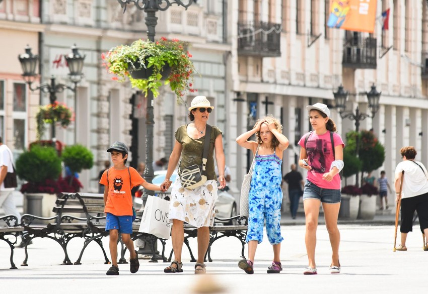 Šešir i flašica vode su obavezni kada su velike vrućine