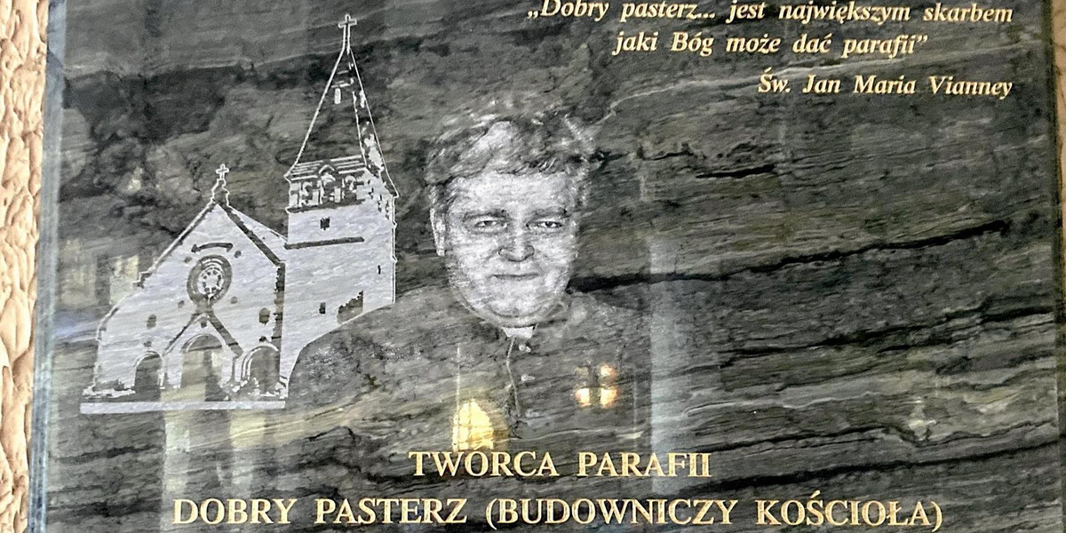 Tablica upamiętniająca księdza skazanego za pedofilię zawisła w parafii we wsi Bojano.