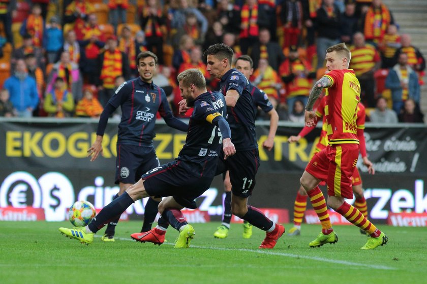 Tak źle jeszcze nie grali! Zarówno Jagiellonia, jak i Pogoń mają za sobą najgorsze serie w tym sezonie.