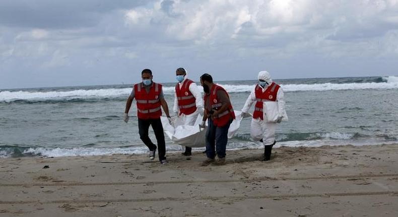 Libyan Red Crescent workers carry the body of one of the migrants who died after a boat sank off the coastal town of Khoms area east of Tripoli, Libya October 25, 2015. REUTERS/Ismail Zitouny