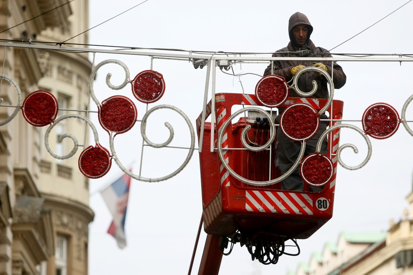 Postavljanje novogodišnjih ukrasa