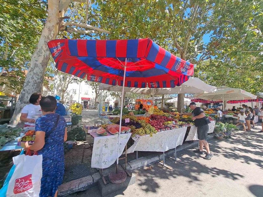 Na pijaci u centru Splita kilogram nektarina 2 evra