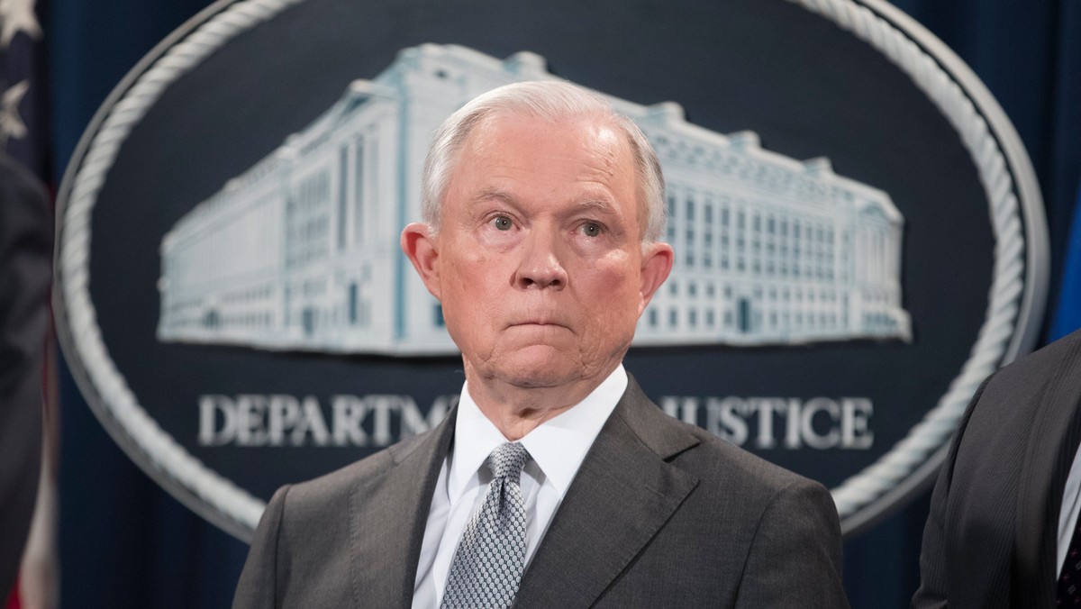 Prokurator generalny USA Jeff Sessions wystosował list do wszystkich 94 prokuratorów federalnych, nakazując, by żądali najwyższych kar dla większości podejrzanych.