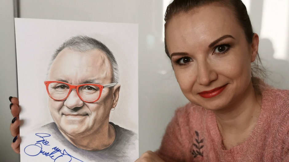 Kama Kierzkowska z jednym ze swoich rysunków