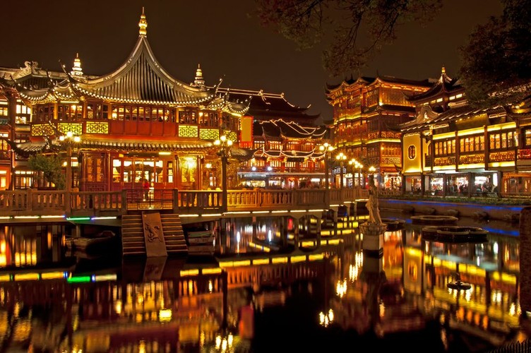 W porównaniu do innych chińskich miast zanieczyszczenie powietrza w Szanghaju jest względnie niskie - stanowi jednak dla jego mieszkańców duży kłopot. W ramach walki z emisją spalin władze miasta zdecydowały się dopłacać mieszkańcom do zakupu samochodów z napędem elektrycznym. W mieście powstaje również coraz więcej parków i skwerów.