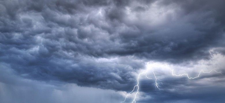 Potężne burze przechodzą nad Polską. "Zachowaj ostrożność i zabezpiecz rzeczy"
