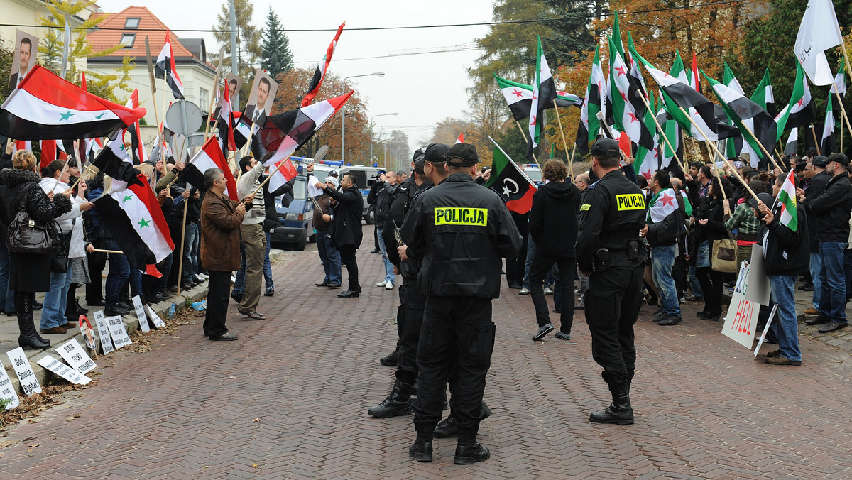 Około trzydziestu osób demonstrowało w niedzielę swoje poparcie dla prezydenta Syrii przed ambasadą tego kraju w Warszawie. Po drugiej stronie ulicy zgromadziło się około pięćdziesięciu przeciwników prezydenta, domagających się demokracji i wolności słowa.
