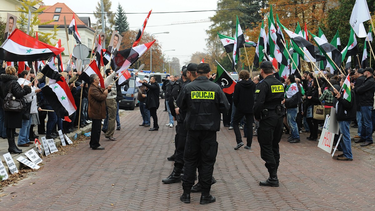 Około trzydziestu osób demonstrowało w niedzielę swoje poparcie dla prezydenta Syrii przed ambasadą tego kraju w Warszawie. Po drugiej stronie ulicy zgromadziło się około pięćdziesięciu przeciwników prezydenta, domagających się demokracji i wolności słowa.