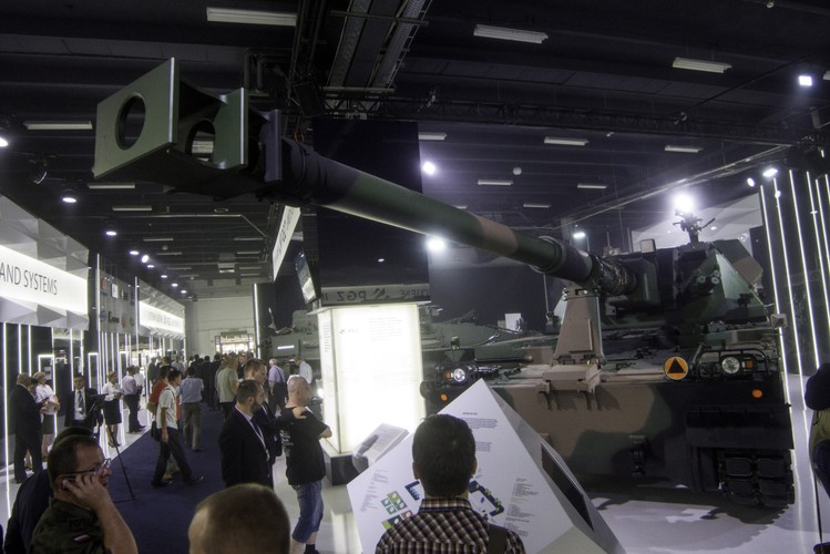 Armatohaubica kalibru 155 mm KRAB zaprezentowana w Pawilonie Polskiej Grupy Zbrojeniowej podczas XXIII Międzynarodowego Salonu Przemysłu Obronnego w Kielcach. Niedawno Kraby zyskały nowe podwozie. Zobacz zdjęcia z <a href='http://forsal.pl/galerie/890004,zdjecie,1,czy-to-juz-koniec-klopotow-z-armatohaubica-krab-zobacz-najnowsze-zdjecia-maszyny.html' style='color: blue'>prezentacji Armatohaubicy kalibru 155 mm KRAB </a><br><br>fot. (mgo/zuz) PAP/Michał Walczak