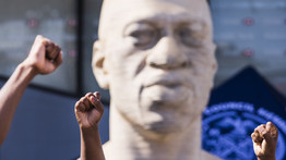 Ajjaj, ebből baj lesz: egy gördeszkás lázadó leöntötte festékkel a George Floyd-szobrot – videó