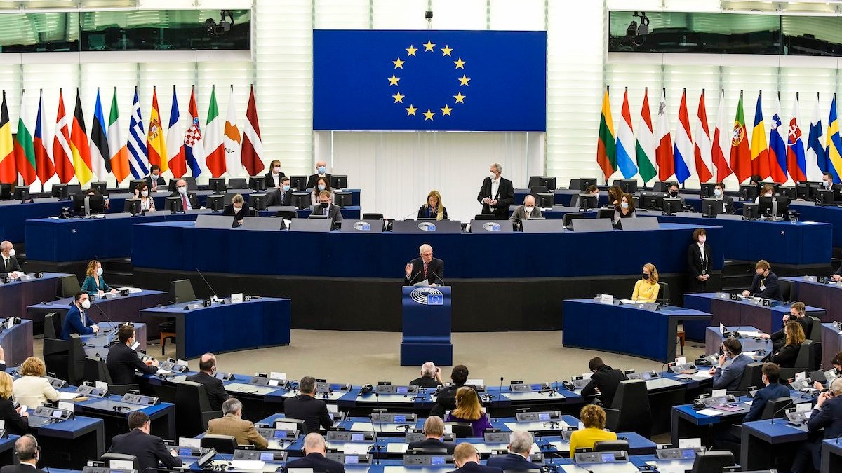 Šéf diplomacie EÚ Josep Borrell (v pozadí uprostred) počas prejavu v rámci debaty o úlohe EÚ a bezpečnostnej situácii v Európe po ruskej invázii na Ukrajine na plenárnom zasadnutí Európskeho parlamentu v Štrasburgu