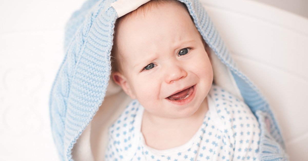 ребенок начал дрожать. дрожит подбородок у грудничка. младенец плачет. новорожденный плачет. ребенок начал дрожать.