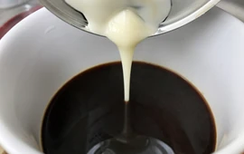 ten-smaczny-i-bardzo-popularny-dodatek-do-kawy-szkodzi-metabolizmowi-to-cukrowa-bomba