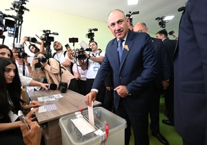Nikol Pašinjan glasa na izborima u Jermeniji
