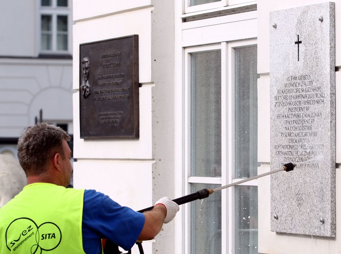 Tablica oblana fekaliami