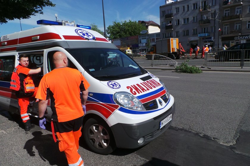 Samochód wjechał na chodnik w Warszawie. Wśród rannych matka z dzieckiem