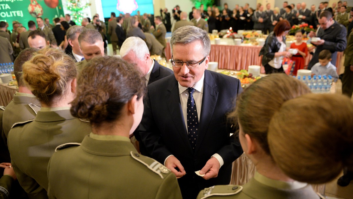 Ten rok szczególnie skłania do wdzięczności wobec wojska za to, że skutecznie daje nam poczucie bezpieczeństwa i pokoju - takie życzenia świąteczne złożył prezydent Bronisław Komorowski podczas wigilijnego spotkania z żołnierzami w Wojskowej Akademii Technicznej w Warszawie.