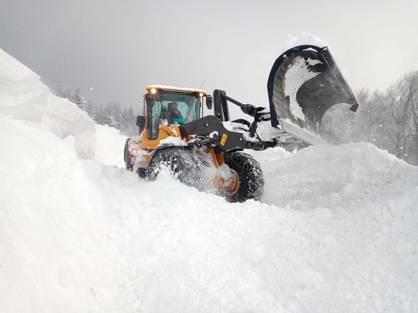 Jedan od puteva preko Golije zatrpan snegom
