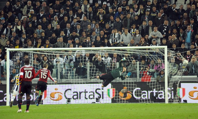 Piłka wpada do bramki po strzale Mirko Vucinića w meczu z AC Milan w półfinale Pucharu Włoch