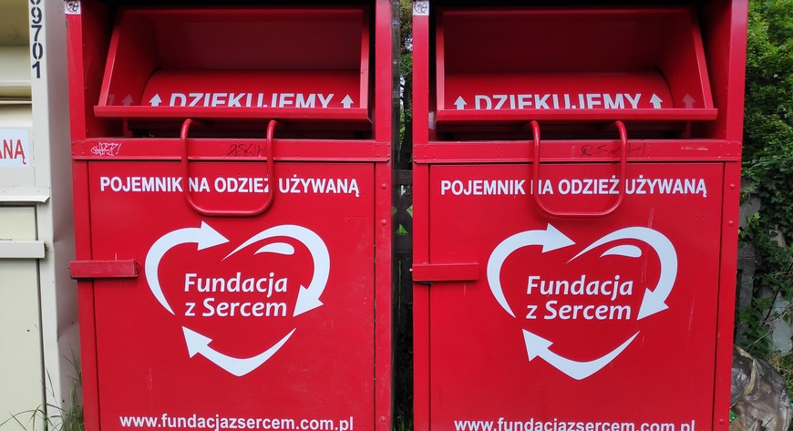 Odzież i inne tekstylia w dobrym stanie warto też przekazywać organizacjom charytatywnym.