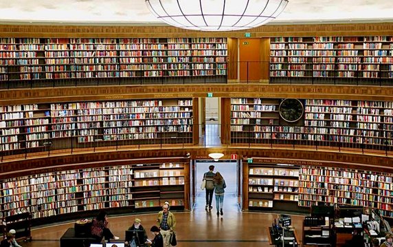 Biblioteka publiczna w Sztokholmie w Szwecji została zaprojektowana przez szwedzkiego architekta Gunnara Asplunda, który jest również znany z pracy nad kinem Skandia i Cmentarzem Leśnym wpisanym na Listę Światowego Dziedzictwa UNESCO. W okrągłym holu głównym znajdują się książki w każdym nordyckim języku i biały dach z teksturą, który zaprojektowano tak, by wyglądał, jak chmury. Fasada jest naprawdę wspaniała, ale trzeba wejść do budynku, aby zobaczyć jeszcze bardziej niesamowity widok.