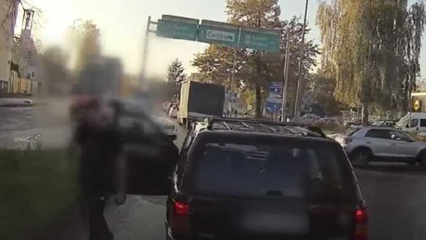 Kadr z filmu kierowcy napadniętego na ulicy Koszalina Źródło: YouTube/Bandyta z kamerką