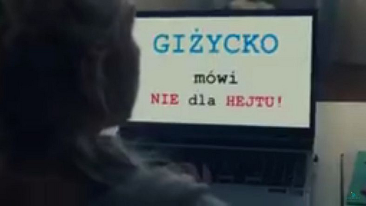 Giżycko walczy z hejtem, czyli słowną nienawiścią w internecie. Władze miasta oprócz szkolnej akcji informującej o skutkach agresji w sieci zrealizowały także spot "Stop Hejtom", w którym wystąpiła aktorka Joanna Koroniewska i piłkarz Legii Warszawa Łukasz Broź.