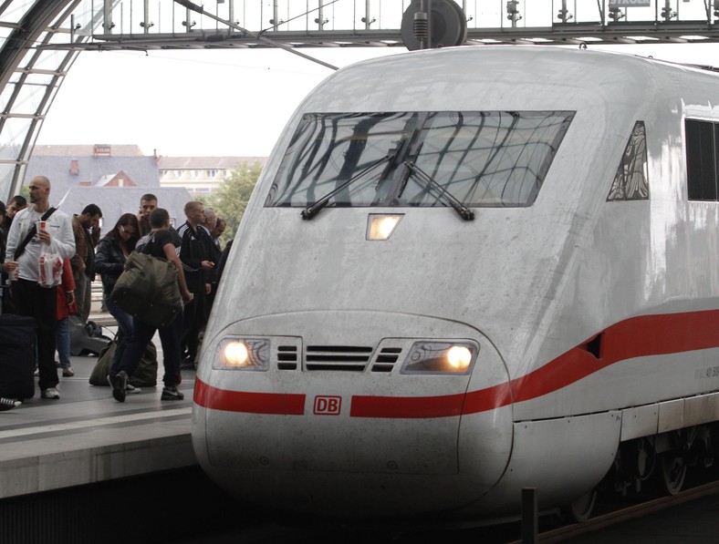 Pociąg Deutsche Bahn na Dworcu Głównym w Berlinie.