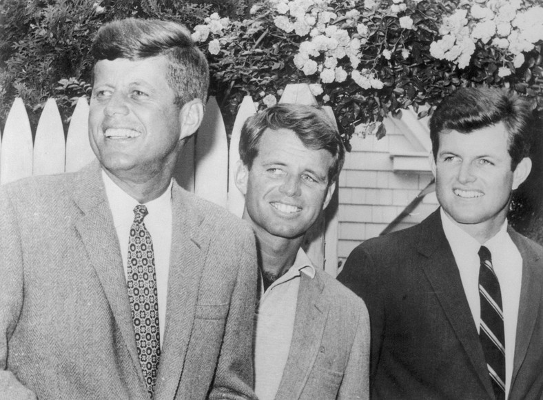 John F. Kennedy, Robert F.Kennedy i Edward Kennedy w Hyannis Port w Massachusetts. Zdjęcie z 1960 r.