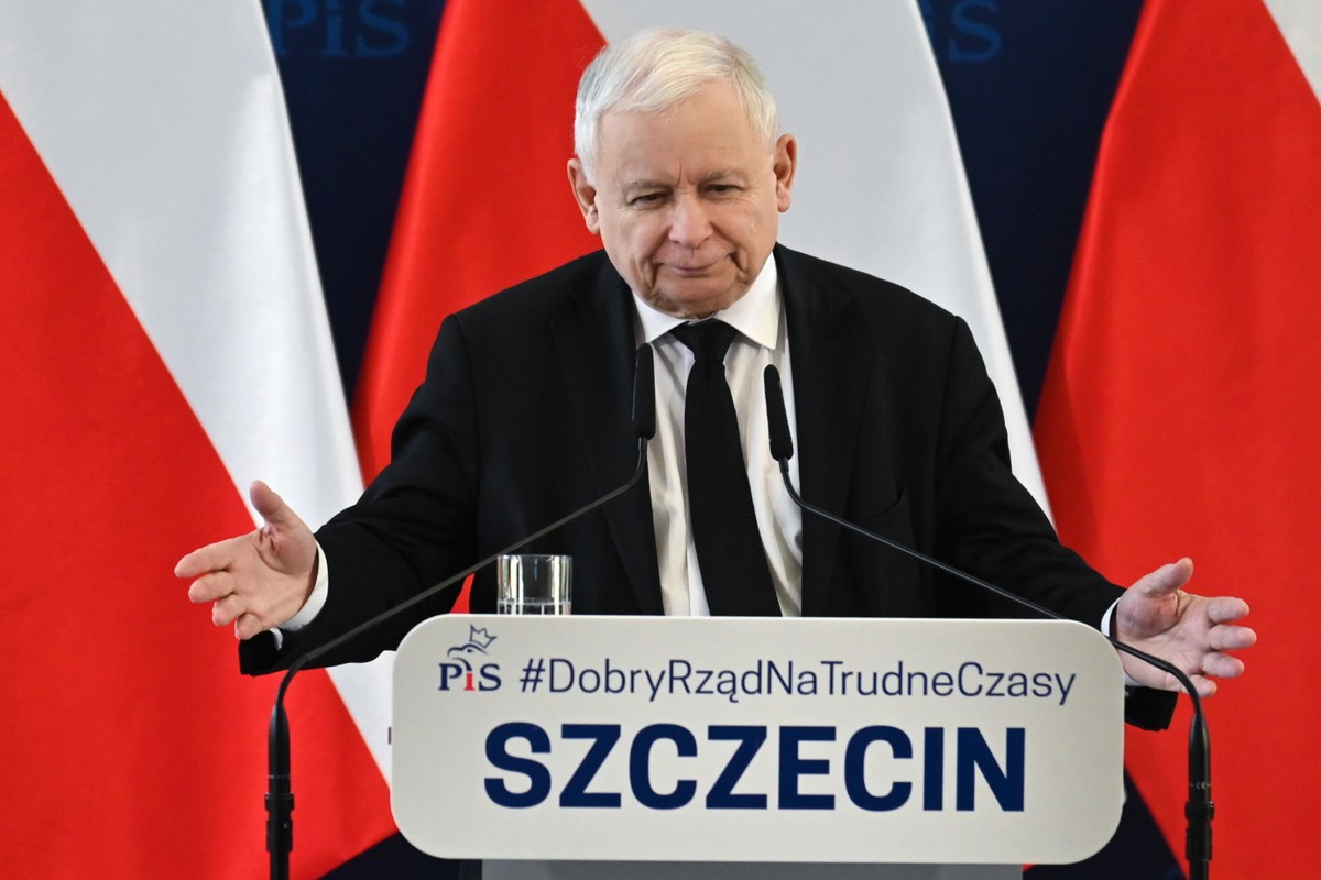 Szczecin, 02.10.2022. Prezes Prawa i Sprawiedliwości Jarosław Kaczyński podczas spotkania z mieszkańcami miasta na Uniwersytecie Szczecińskim, 2 bm. (amb) PAP/Marcin Bielecki