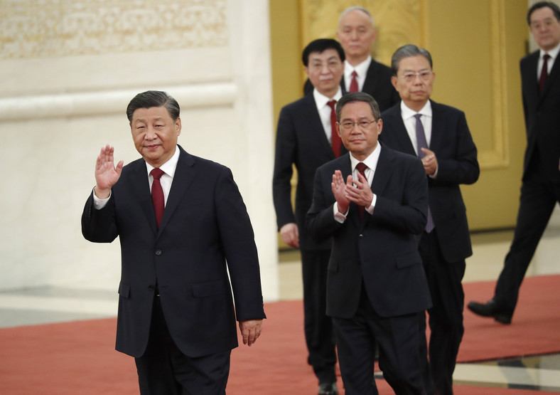 Prezydent Chin Xi Jinping prowadzący nowych członków Stałego Komitetu Biura Politycznego 20. Komitetu Centralnego Komunistycznej Partii Chin, wśród nich Li Qiang, 23 października 2022 r.
