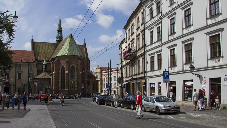 Przy budynku magistratu znajduje się przystanek tramwajowy. Zatrzymuje się tutaj 5 linii tramwajowych