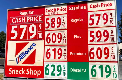 Amerykanie płacą już poniżej 5 zł za litr benzyny. Przez ceny ograniczyli tankowanie