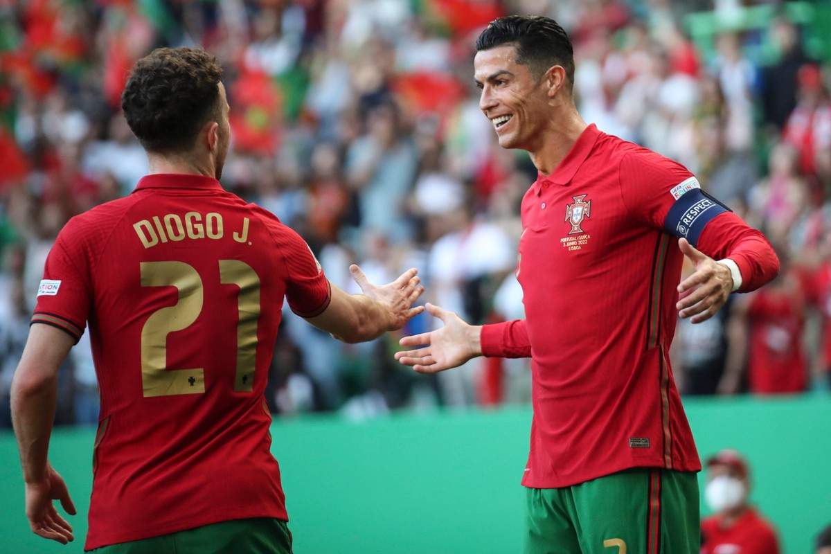 Portugalczycy Diogo Jota (L) i Cristiano Ronaldo (P) podczas meczu ze Szwajcarią