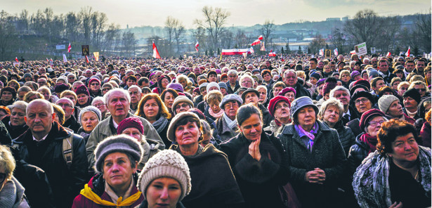 PiS dopisuje zwykłemu człowiekowi jeszcze jedną charakterystykę – religijność, bogobojność, tradycjonalizm, wręcz dewocję fot. Jakub Włodek/Reporter