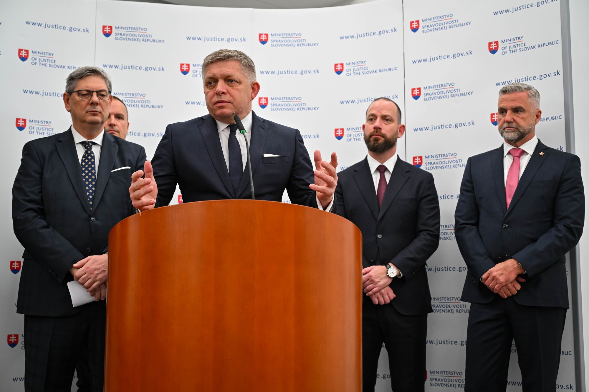 Zľava minister spravodlivosti SR Boris Susko, predseda vlády SR Robert Fico, advokát Marek Para, poslanec NR SR Tibor Gašpar.
