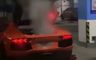 Dziwny pomysł na grilla omal nie skończył się pożarem Lamborghini Aventadora