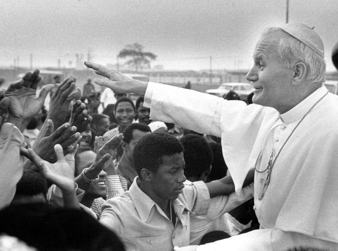 14 lutego 1982: Jan Paweł II pozdrawia wiernych na lotnisku w Lagos w Nigerii