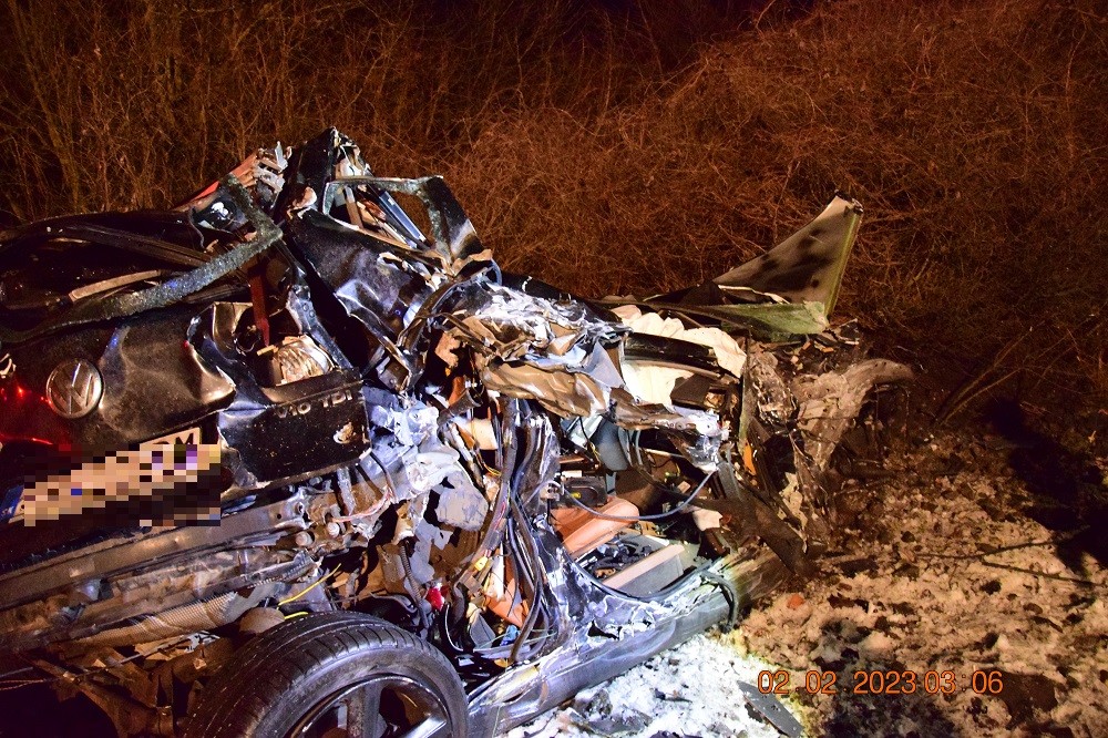 Auto po nehode pri Detve vyletelo z cesty, dopadlo na železničnú trať.