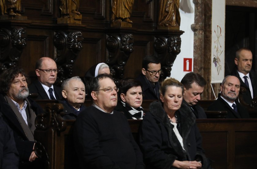 Macierewicz i Błaszczak przyłapani! Robili to na mszy