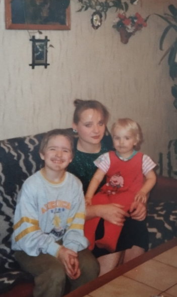 Gliwice, Boże Narodzenie 1997 r. Od lewej: Tomek, Ania, Dawid; Tomek kredką dorysował wąsy sobie i bratu