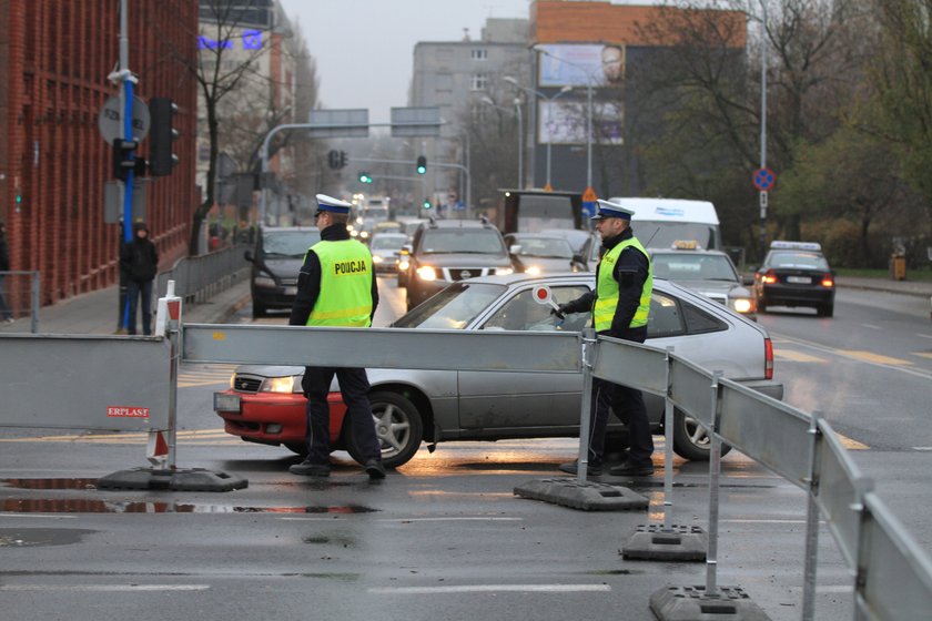 policja kontroluje samochody