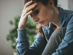 Zdrowie psychiczne na rynku pracy: Niepokój i stres zżerają Polaków aktywnych zawodowo...