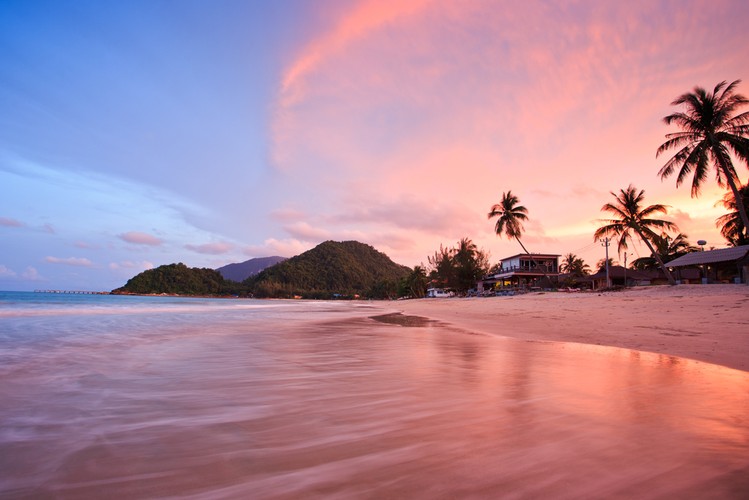 Khanom<br><br>Khanom to spokojna, rybacka wioska połączona z morzem cudowną, dziewięciokilometrową, białą plażą. Dno jest tutaj gładkie i piaszczyste, bez kamieni i koralowców - można więc przyjemnie popływać. Najlepiej się tam dostać lądem lub promem z Koh Samui.