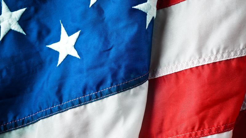 <b>System emerytalny w USA</b>
<br>
<br>
System emerytalny w USA także opiera się na kilku filarach. Pierwszy to ubezpieczenia społeczne. Federalny fundusz Social Security (S.S.) wypłaci świadczenie osobie, która przepracowała co najmniej 10 lat i odprowadzała w tym czasie składki na fundusz wysokości 16 procent (samozatrudnieni) lub 7,5 proc. (na etacie, drugą część składki płaci pracodawca). Prawo do pełnej emerytury uzyskuje się z ukończeniem 66 roku życia.
<br>
<br>
Drugi filar stanowią różnego rodzaju plany emerytalne sponsorowane przez pracodawców (employer-sponsored retirement plans - odpowiednik pracowniczych programów emerytalnych z polskiego trzeciego filara). Są one dobrowolne i dokłada się  do nich zazwyczaj pracownik i pracodawca. Tego typu plany sponsorowane są również przez związki zawodowe, organizacje non-profit oraz sektor publiczny. Fundusze zgromadzone pieniądze inwestują na giełdzie, mogą też liczyć na zwolnienia podatkowe.
<br>
<br>
Trzeci filar to kontrolowane przez pracowników prywatne konta emerytalne, w tym indywidualne rachunki emerytalne (I.R.A.) w bankach. Kwoty tak zainwestowane Amerykanie mogą odliczyć od podatku.