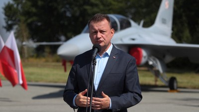 Mariusz Błaszczak w czasie prezentacji samolotu FA-50