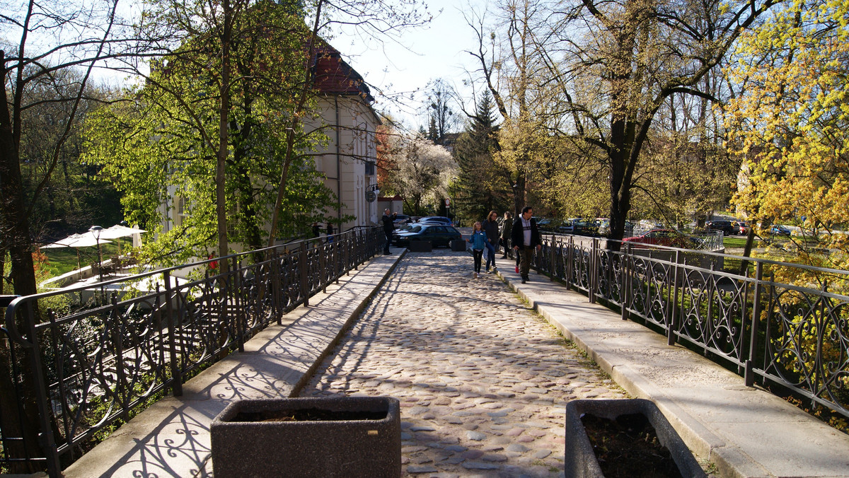 Nie minął nawet rok od demontażu kłódek, a na moście Zamkowym w Olsztynie znów pojawiają się nowe dowody miłości. Zarząd Dróg Zieleni i Transportu ma zamiar jednak usuwać wszystkie wieszane tam kłódki.