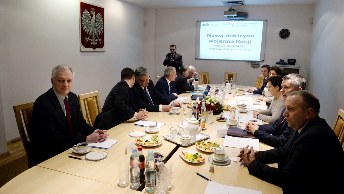 Najistotniejszy wniosek płynący ze środowego posiedzenia RBN to wzmacnianie jedności świata zachodniego oraz własnego potencjału obronnego - powiedział po zakończeniu Rady prezydent Bronisław Komorowski. RBN zajmowała się doktryną wojenną Rosji.